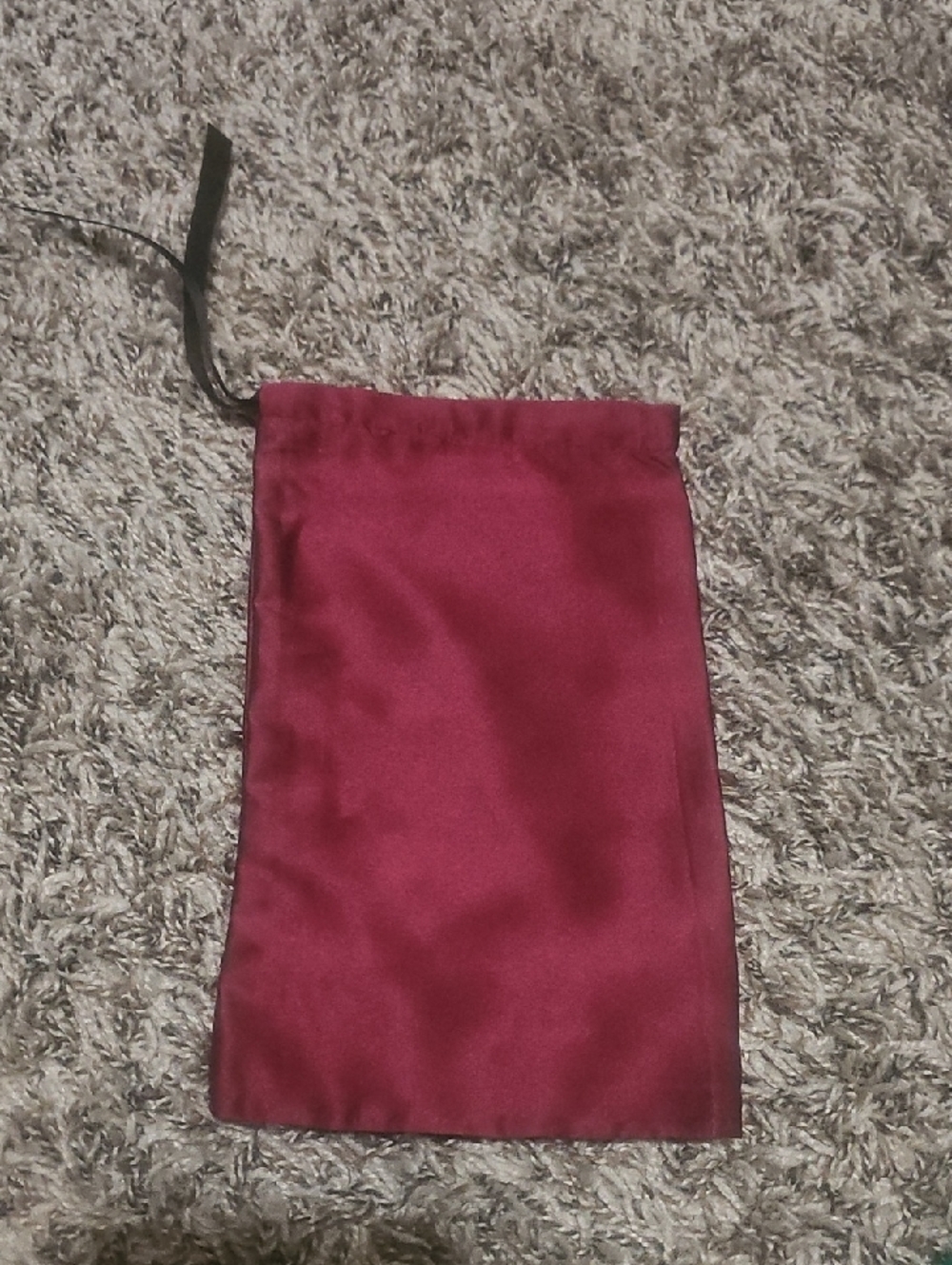 Gucci Satin Drawstring Pouch in Deep Red with Gold Logo - Picture 3 of 4